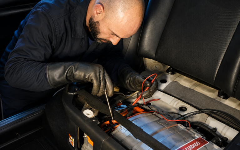 Mecânico realizando diagnóstico elétrico em veículo na Mecânica Valdir em Florianópolis